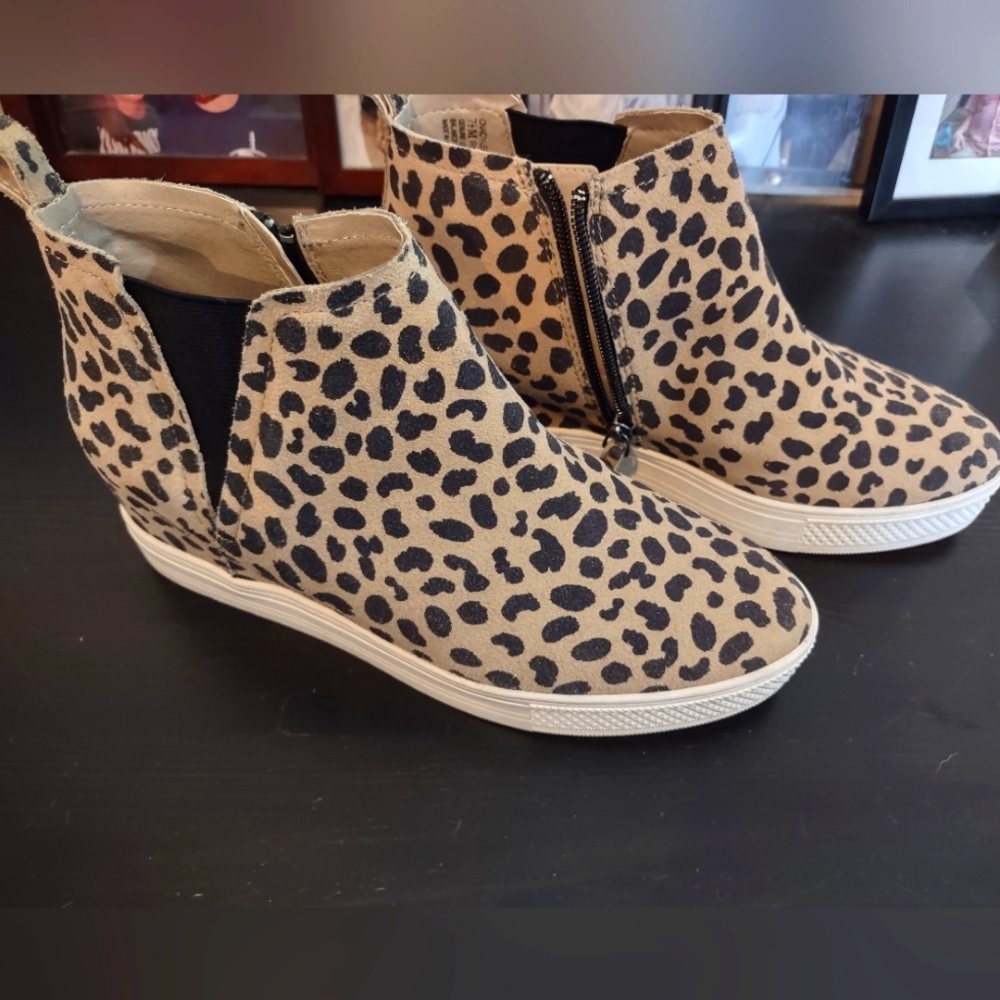 Caslon Aidy Water Resistant Wedge Suede Sneaker